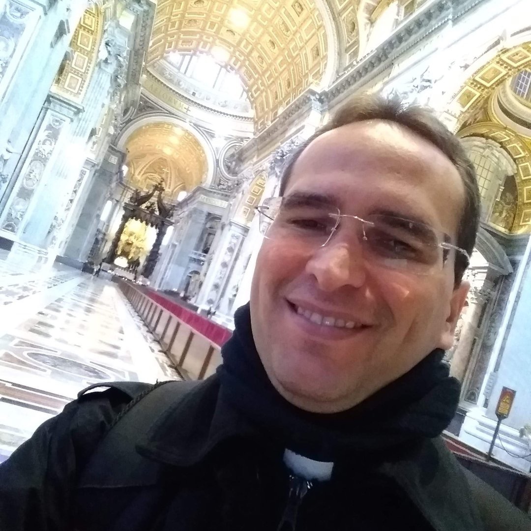 Padre caicoense trabalhou com o novo Papa e relata emoção direta do Vaticano
