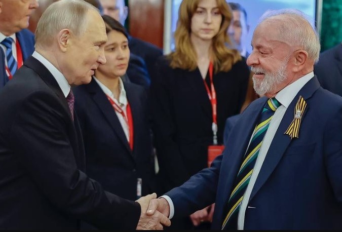 Lula usa adereço de apoio a tropas soviéticas que virou propaganda de Putin
