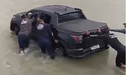 Vídeo: Carro que caiu no Forte é retirado com maré alta