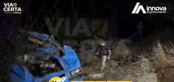 VÍDEO: Cinco pessoas morrem após caminhão cair em ribanceira na RN-023, em Santa Cruz