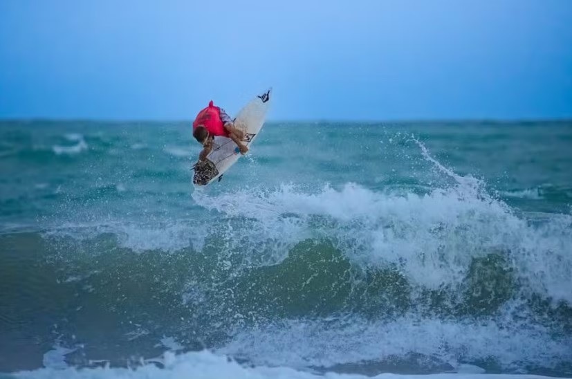 Vídeo: Surfista de Baía Formosa de apenas 13 anos é destaque mundial; Arthur Vilar tira nota 10 com aéreo incrível