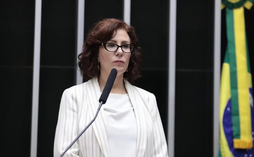 Moraes rejeita pedido de Zambelli para suspender julgamento no STF