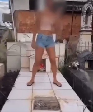 Jovens debocham e dançam em túmulos de cemitério