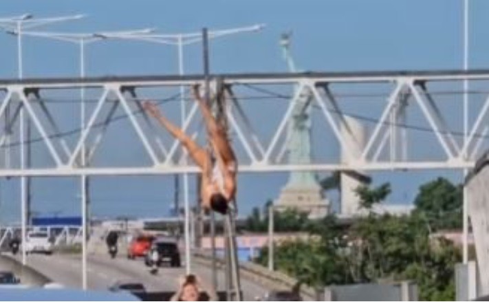 VÍDEO: Mulheres seminuas fazem dança sensual na marginal da BR-101 em Natal