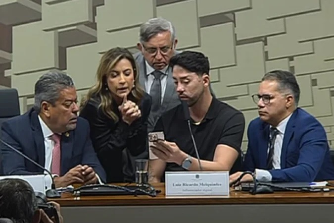 Influenciador Rico Melquiades joga "Tigrinho" durante CPI das Bets
