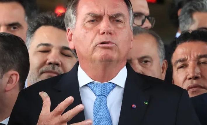 Bolsonaro volta a criticar regulação das redes sociais e nega ligação com 8 de janeiro
