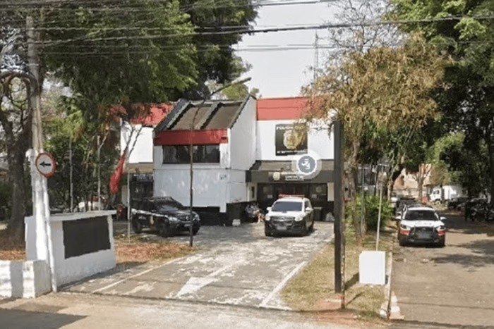 Mulher de 27 anos é encontrada morta em casa após alerta de vizinhos