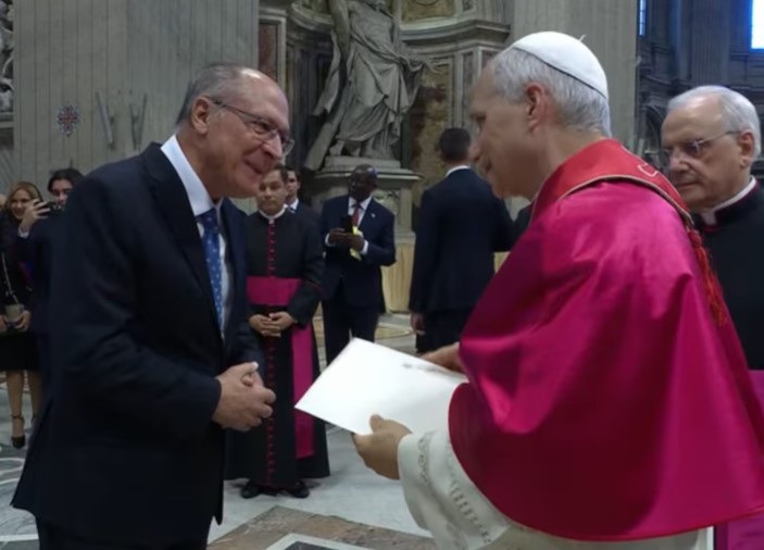 Alckmin se encontra com papa Leão XIV e entrega carta de Lula com convite para COP-30
