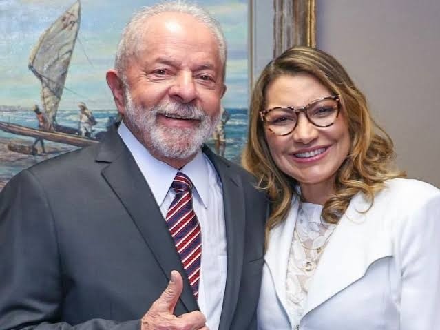 Lula condecora Janja por mérito cultural ao lado de Xuxa e Chitãozinho & Xororó