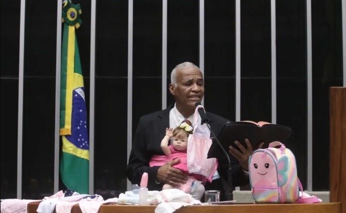 Deputado discursa na tribuna da Câmara com bebê reborn no colo