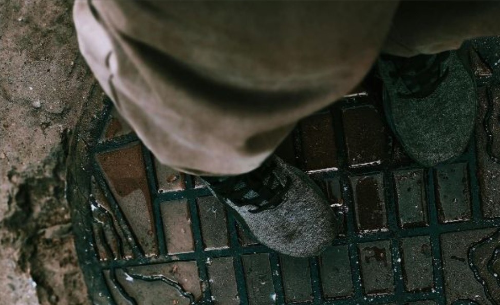Justiça condena Município potiguar por queda de pedestre em tampa de concreto mal fixada
