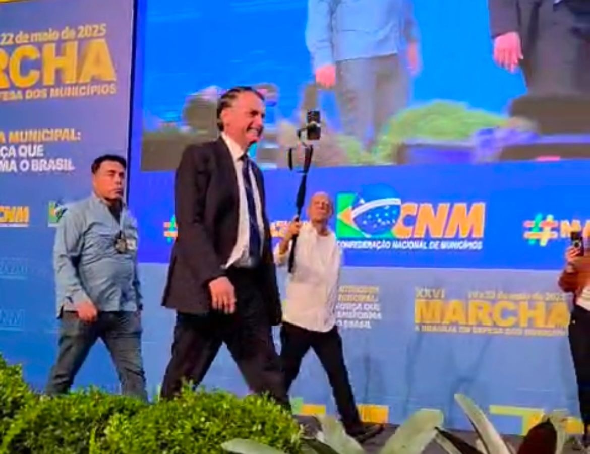 Vídeo: Diferente de Lula, Bolsonaro chega a Marcha  dos Prefeitos e é ovacionado