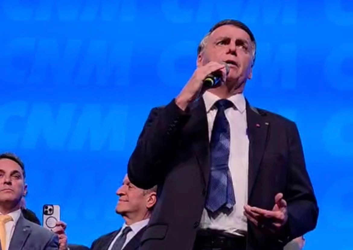 Vídeo: Durante evento em  Brasília, Bolsonaro dispara: “Se Deus quiser, eu volto”