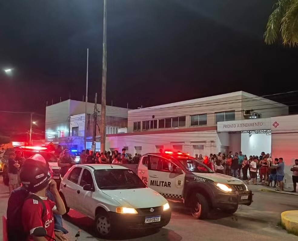 Vendedor de milho é assassinado a tiros em frente a hospital; crianças são atingidas por estilhaços de bala