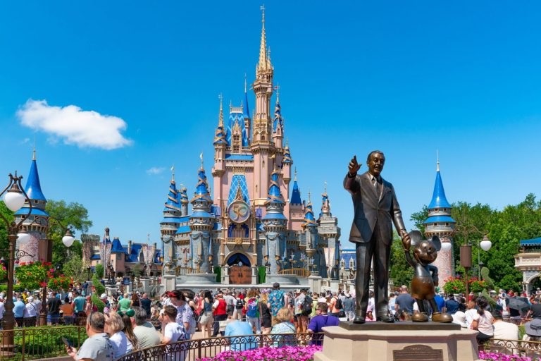 Disney afasta 45 funcionários após política de deportação de Trump