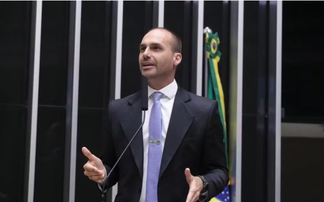 Eduardo Bolsonaro voltará ao Brasil em julho, diz Valdemar Costa Neto