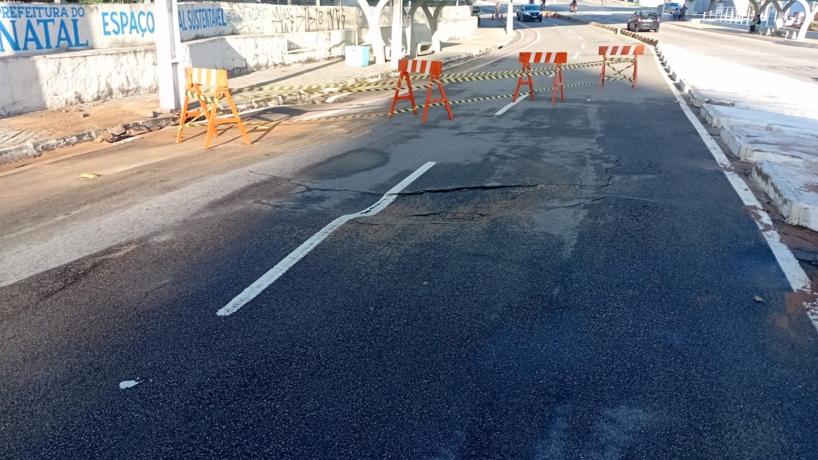 Vazamento interdita trecho da avenida Deodoro da Fonseca e deixa bairros de Natal sem água; confira