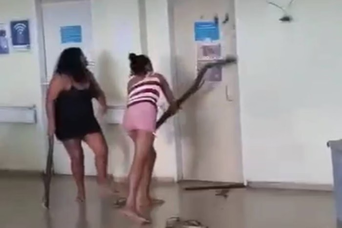 Após falta de atendimento, mulheres promovem quebra-quebra em hospital