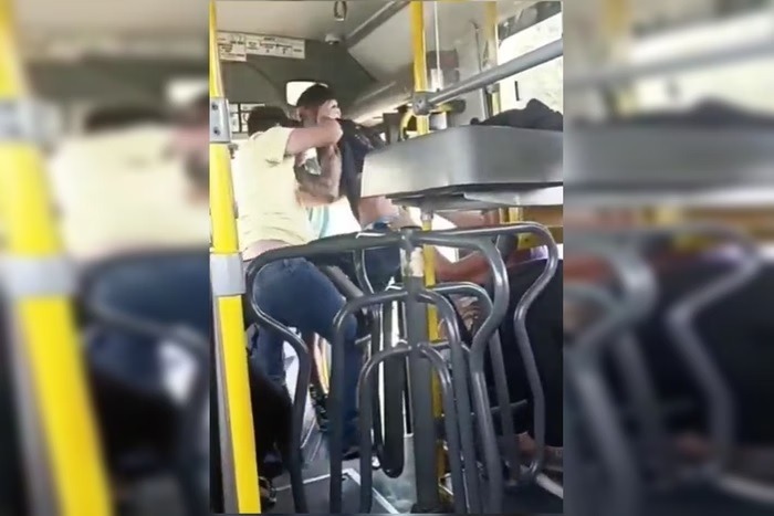 Homens trocam porrada por assento em busão: “Tá drogado, véi”