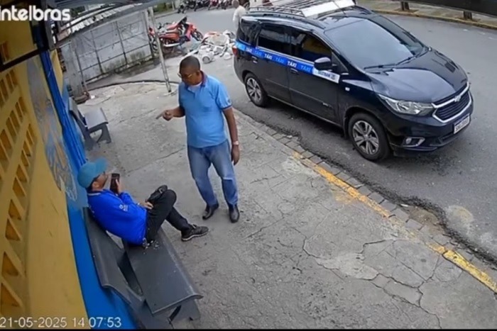 Taxistas são flagrados brigando com faca e revólver