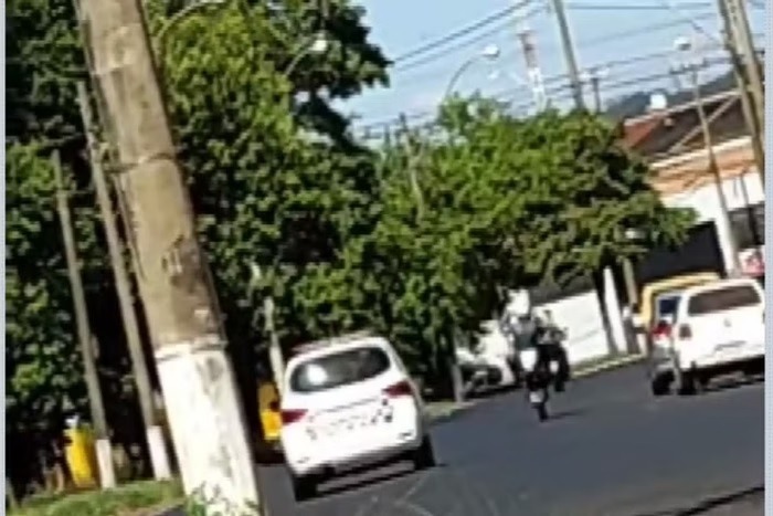 PM playboy é flagrado “dando grau” em moto durante o expediente