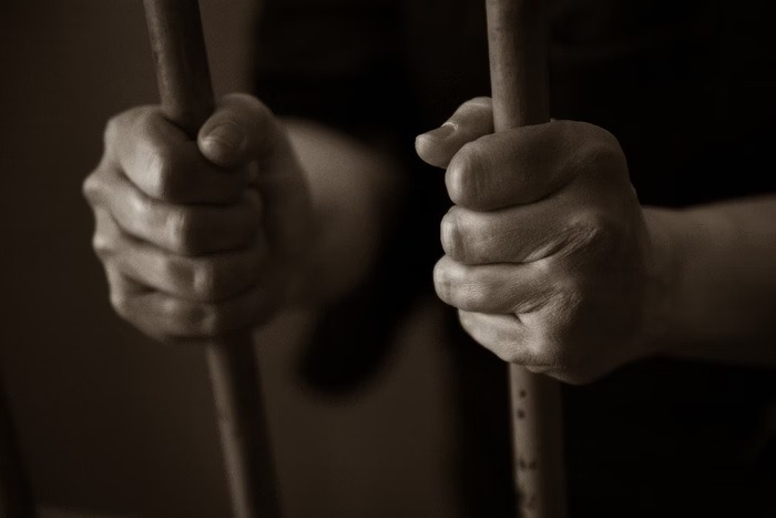 Mulher é presa por agressão, estupro e cárcere de pacientes em clínica
