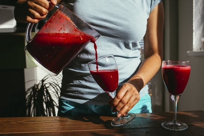 Suco anti-inflamatório com 3 ingredientes melhora a pele e circulação