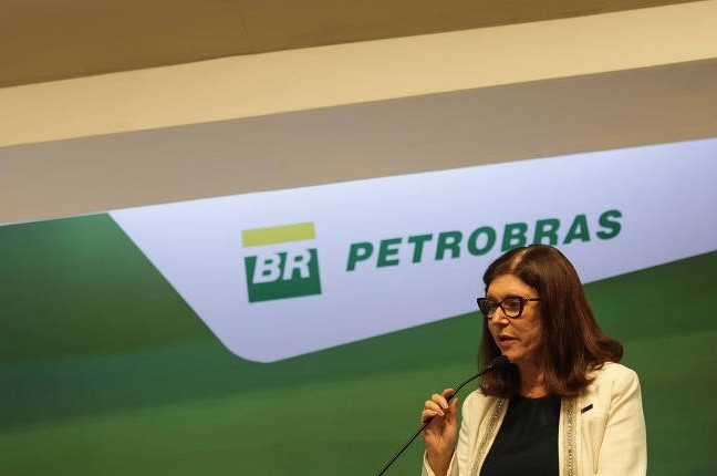 Se petróleo cair mais, preço do combustível também será reduzido, diz presidente da Petrobras