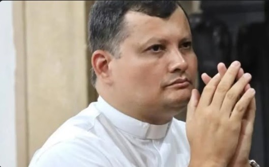 Padre desaparecido é encontrado preso em telhado