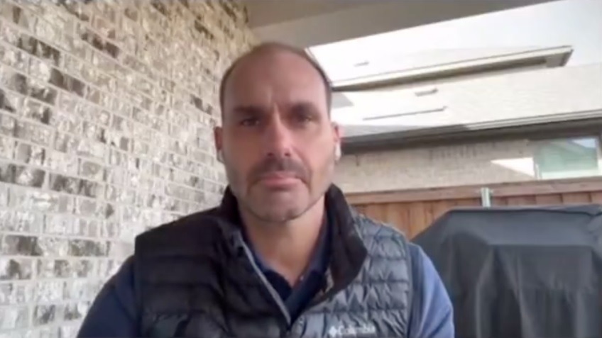 Moraes é “tirano de beira de estrada”, diz Eduardo Bolsonaro