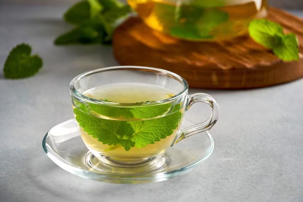 Chás-calmantes: entenda os efeitos da camomila, da erva-cidreira e da flor de maracujá