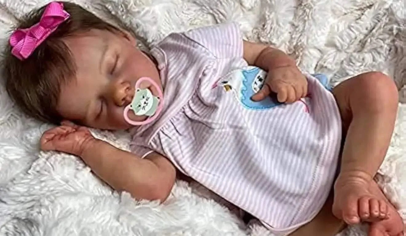 'Mãe' aciona justiça por não conseguir licença-maternidade para cuidar de bebê reborn