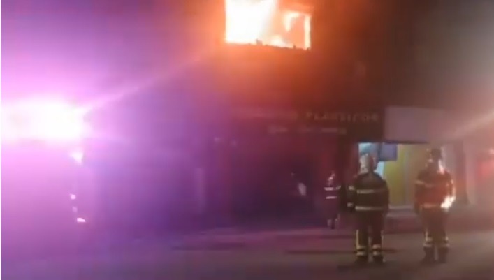VÍDEO: Incêndio de quase 4 horas destrói depósito de loja de tecidos em Natal