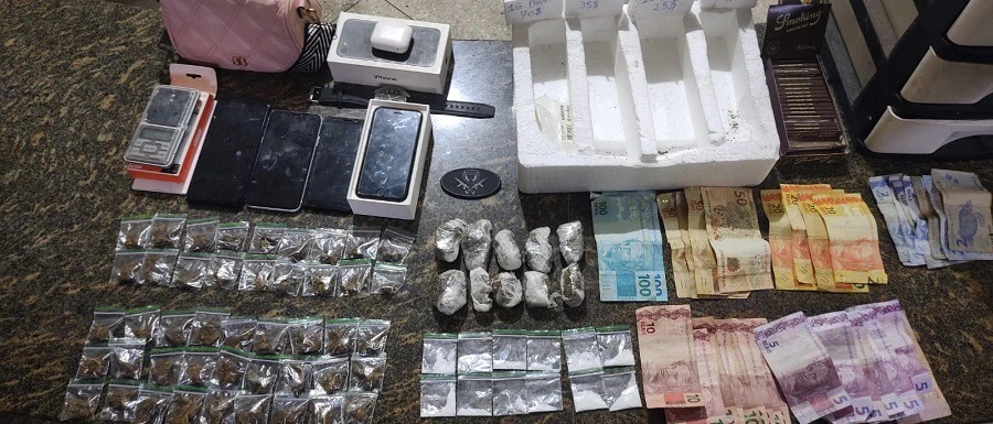 Mulher é presa por tráfico de drogas e suspeita de agredir os filhos na Zona Norte de Natal