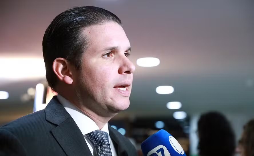 Hugo Motta cobra suspensão do aumento do IOF que afeta o comércio