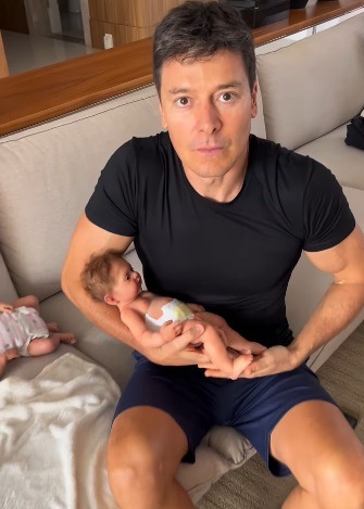 Sem espaço na TV, Rodrigo Faro surge cuidando de bebês reborn