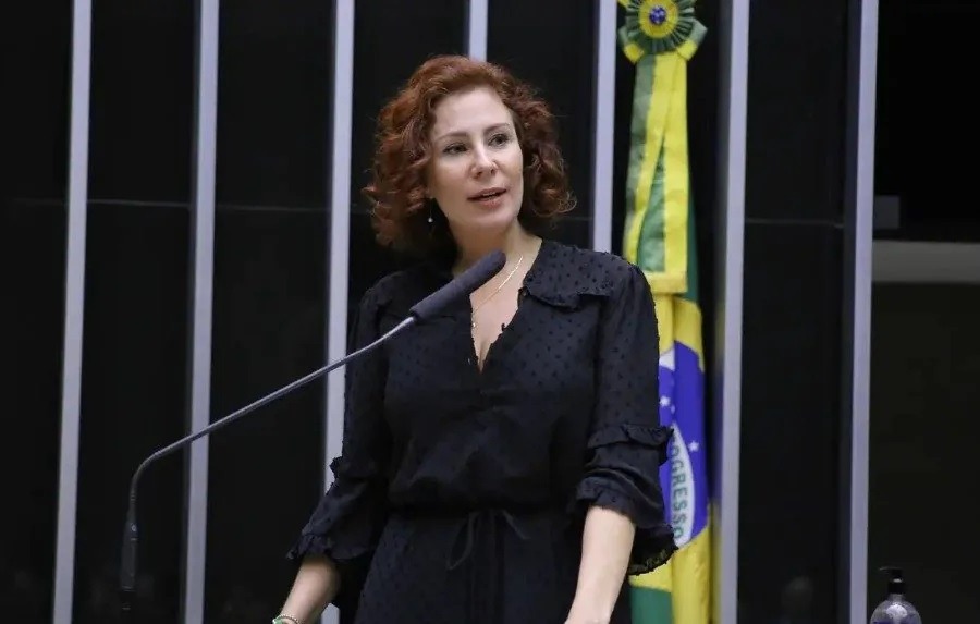 Após ser condenada, Carla Zambelli deixou o Brasil e diz que pedirá licença do mandato