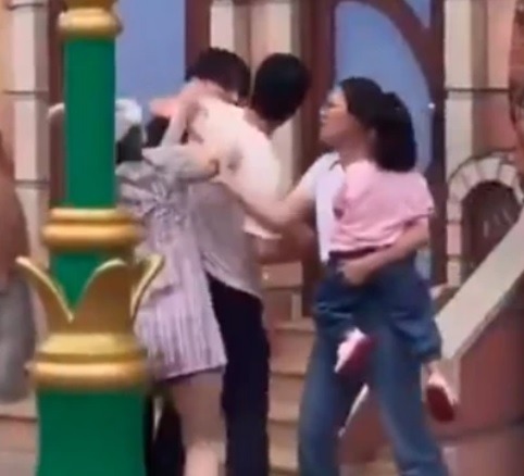VÍDEO: Casal fura fila na Disney e provoca pancadaria