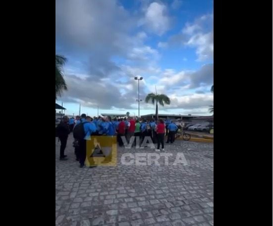VÍDEO: Motoristas impedem saída de ônibus das garagens em Natal, mesmo com liminar da justiça