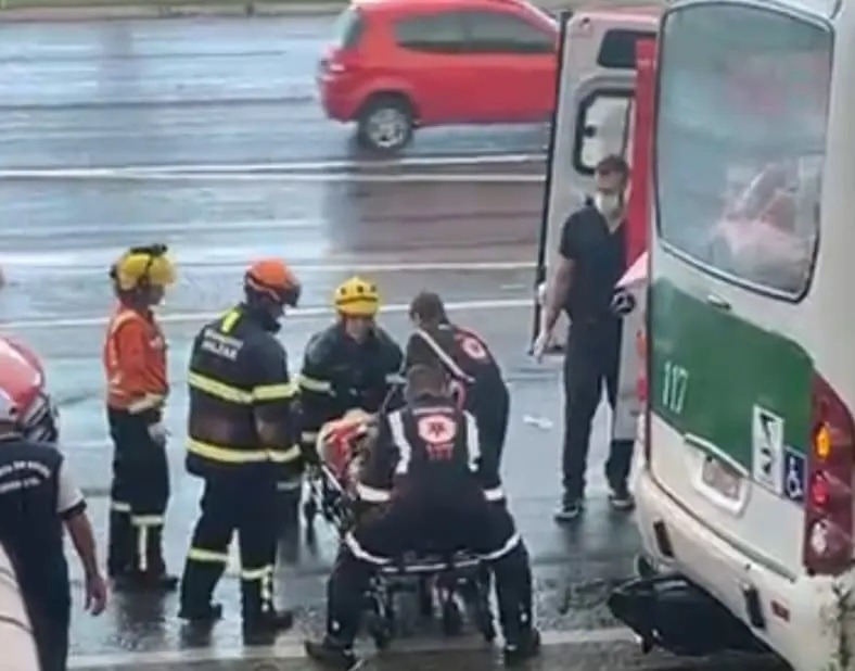 Ônibus perde os freios e deixa motociclista ferido na BR-101