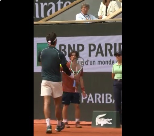 [VÍDEO] Tenista chuta bolinha em juíza em Roland Garros, vence e rival critica: 'Parece piada'