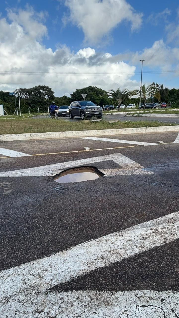 Buraco causa prejuízos e risco de acidentes em rotatória movimentada de Natal