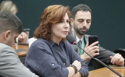 Licença de Carla Zambelli começa a valer nesta quinta, diz Câmara