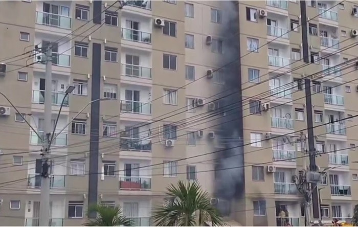 Mulher morre carbonizada dentro de apartamento durante incêndio