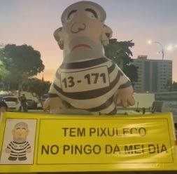VÍDEO: Protesto faz boneco inflável Pixuleco reaparecer no Pingo do Mei Dia em Mossoró