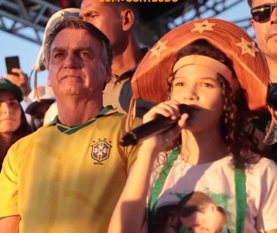 VÍDEO: Agora adolescente, poetisa potiguar que viralizou quando criança reaparece ao lado de Bolsonaro