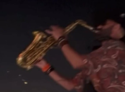 VÍDEO: Saxofonista segue tocando enquanto mísseis cruzam o céu em direção a Israel