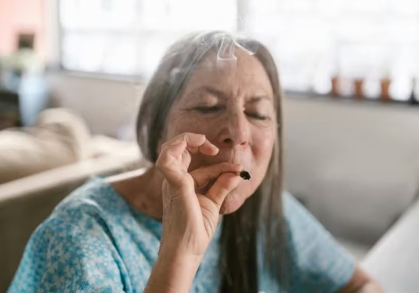 Número de usuários idosos de cannabis está crescendo. E o risco também, dizem especialistas