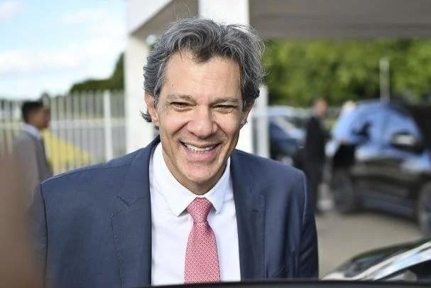 Haddad tira férias em meio ao impasse do IOF