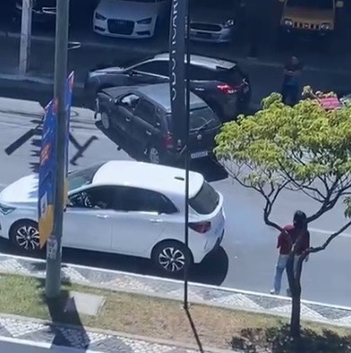 VÍDEO: Flanelinha "toma uma", pega carro de cliente e bate em outros dois veículos